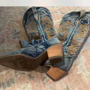 Dingo 1969-Denim Heeled Boots with Brown Embroidery